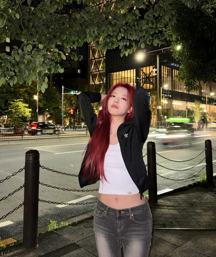  여신 유나가 코디한 스타일리시한 여자 스트릿 룩 패션 무드 그 잡채인 아디다스 트랙탑 져지 자켓은 ?
