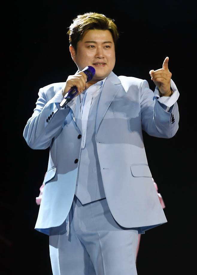<b>김호중</b>, 사고 열흘 만에 <b>음주운전</b> 결국 <b>시인</b>…"크게 후회"