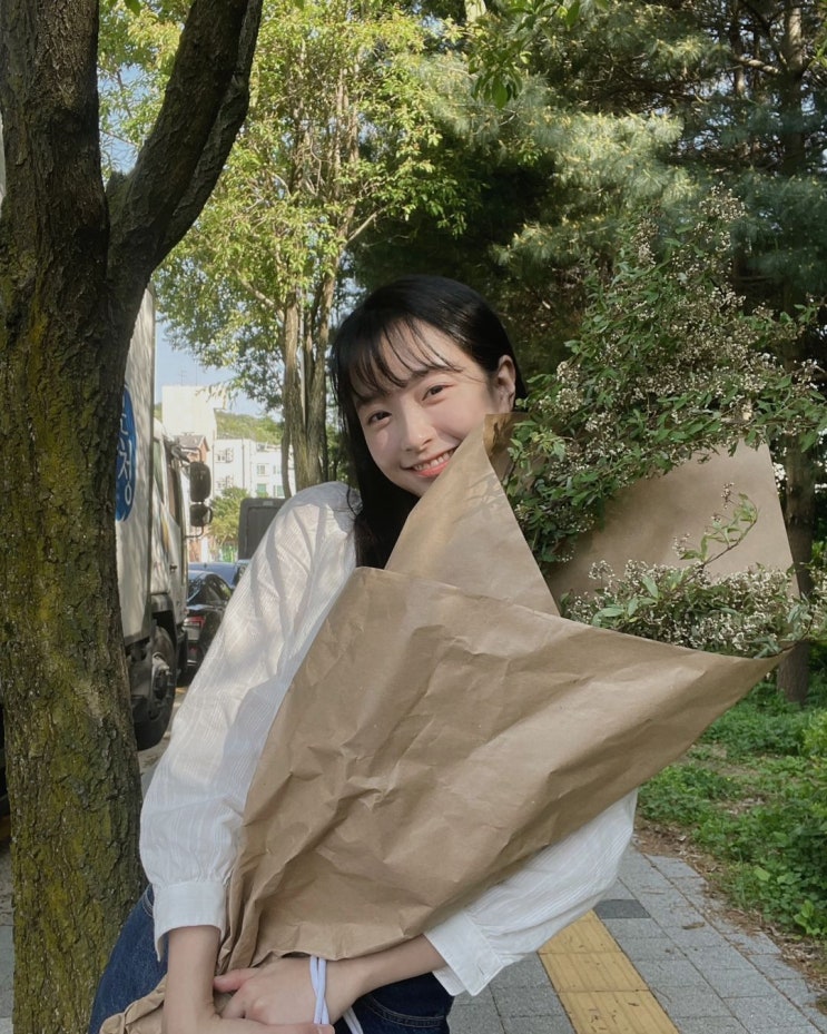  권아름, 꽃다발 한아름 안고 청순+러블리 매력...깜찍미 뽐내며 얼굴만한 빵 흡입