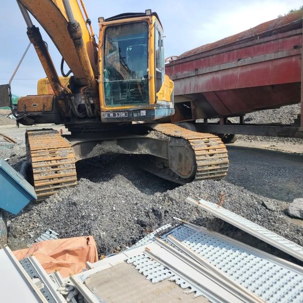 현대 R300LC 2012년식 2900만원 판매합니다. 현대 R300LC 2012년식 2900만원 판매합니다.