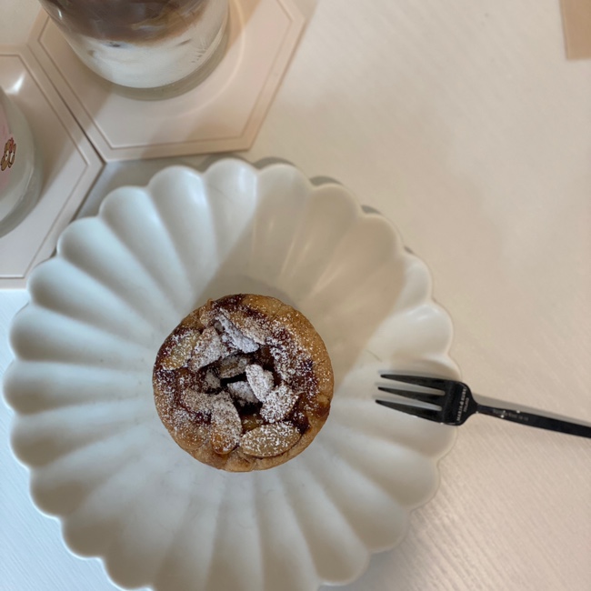  사당역 부드럽고 촉촉한데 든든하기까지 한 에그타르트 맛보고 싶다면 카페 우야우