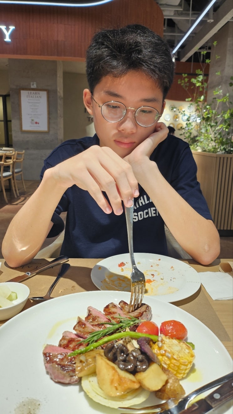  길고도 짧았던 유노의 한국 일정. 뭐라도 더 먹이고 사줄걸 아쉽다.