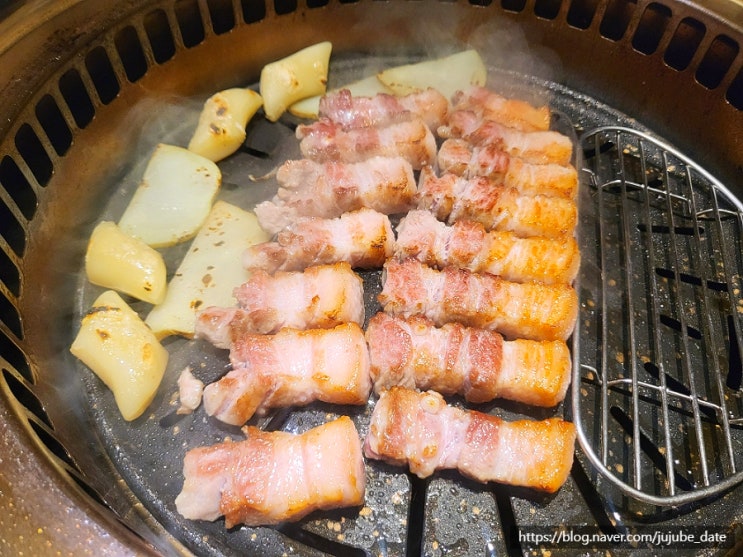  육즙 가득한 삼겹살을 직접 구워주셔서 역삼 회식장소로 추천하는 두껍삼 역삼직영점