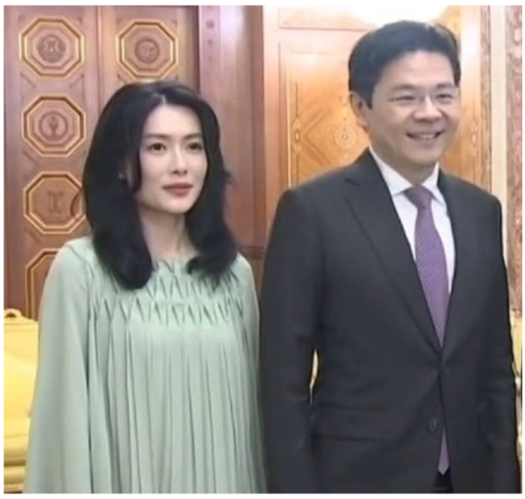 <b>싱가포르</b> 신임 <b>총리</b> 부인의 미모가 인터넷에서 화제를 모았다.