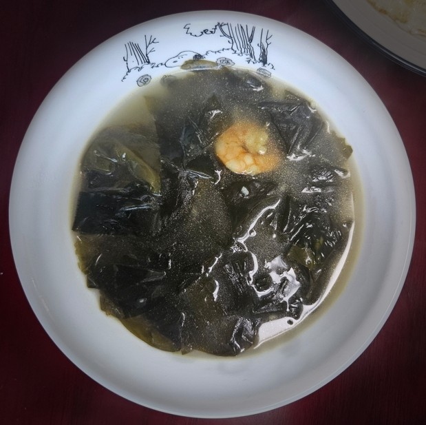  소고기미역국 보다 맛있는 냉동새우 미역국 10분만에 끓이는 방법 - 요알못도 아주 쉽게 할 수 있는 레시피!!