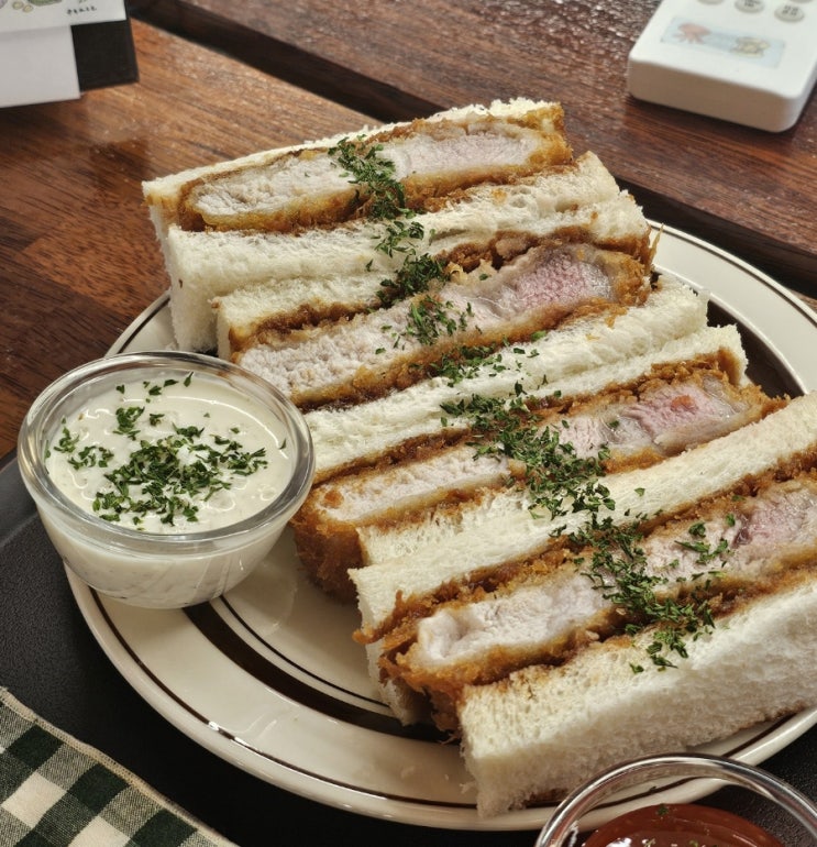  원당 애견동반 카페 카츠산도와 시즌 음료 메뉴가 맛있는 이달애