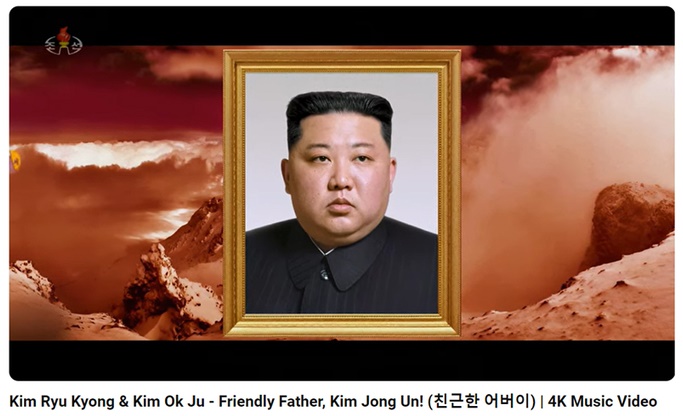 [北傀 金正恩 偶像化] <b>김정은 초상화</b>, 김일성-김정일과 나란히... 