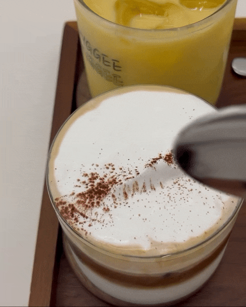  보정동 카페 거리 아인슈페너 맛집 '휘게커피 로스터리' 달콤한 크렘브륄레, 망고 과육 있는 망고 라떼, 분위기 좋은 카페 주천