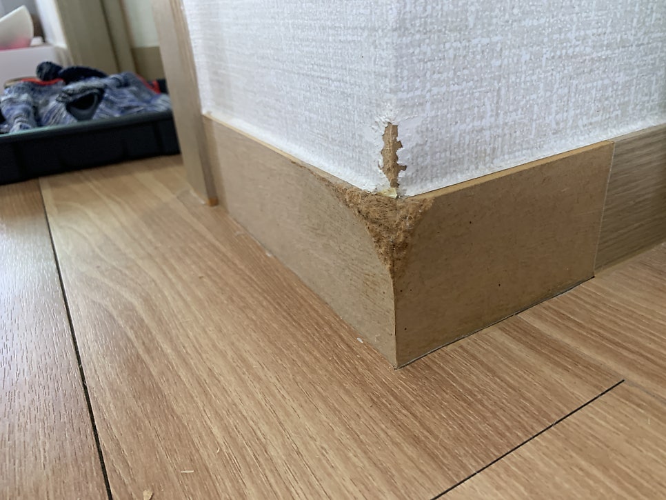 반려견이물어뜯은 걸레받이몰딩 복원하기