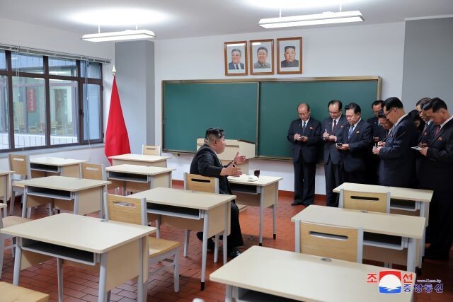 <b>김정은</b> 초상화, 김일성·김정일과 나란히…“위대한 계승”