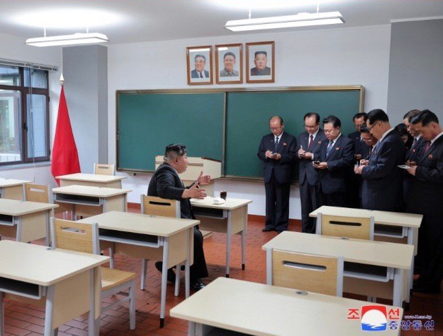 북한 당 중앙간부학교에 '김일성-김정일-<b>김정은</b>' <b>초상화</b>