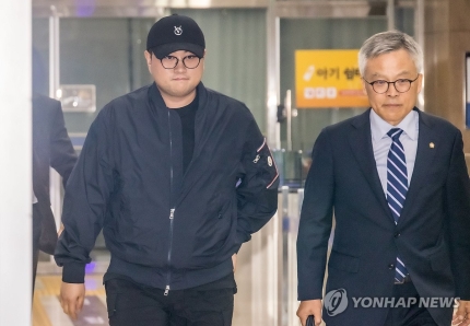경찰, '음주 <b>뺑소니</b>' 김호중·소속사 대표 <b>구속영장 신청</b>