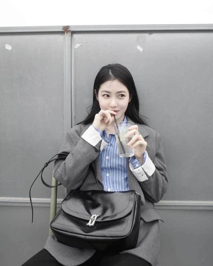  20대 여자 대학생의 예쁜 가방으로 백화점 브랜드 제이에스티나의 지노 여성 메신저백 추천 w. 신예은