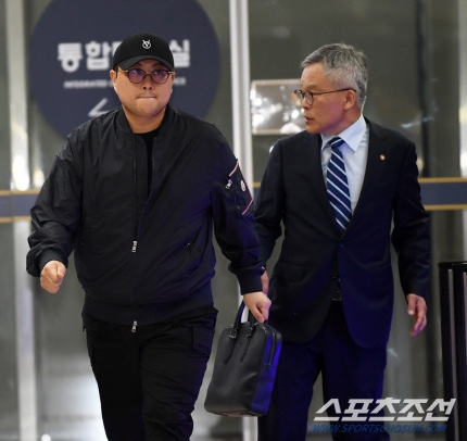 <b>뺑소니</b> 혐의 <b>김호중</b>, 경찰 조사 받고 귀가 + 사라진 블랙박스... 
