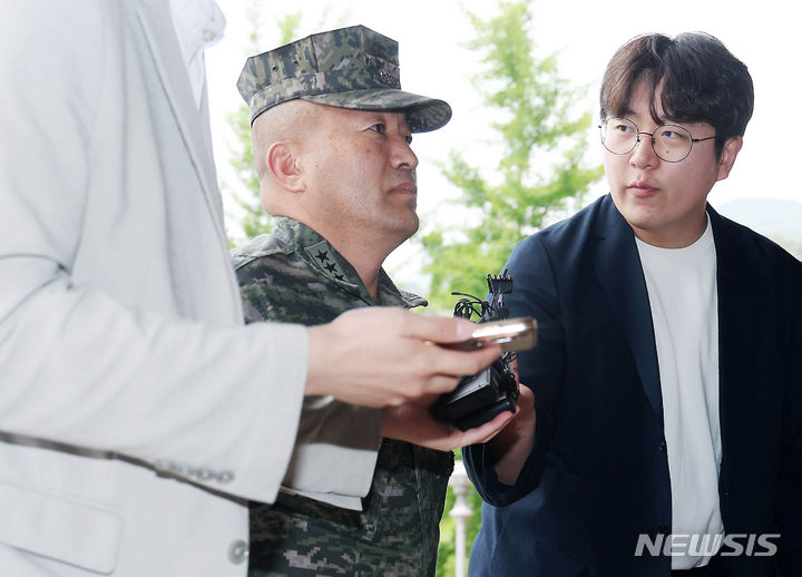 수사 외압 의혹 <b>김계환</b> 공수처 출석… <b>VIP 격노설</b> 질문엔... 