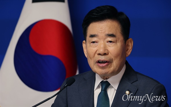 떠나는 김진표의 당부 "욕먹는 것 두려워 말아야" <b>퇴임</b>기자간담... 
