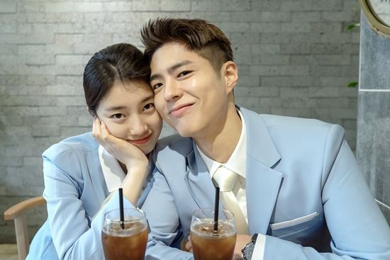  이런 승무원 어디있나요…수지박보검, 완벽 밀착 커플 케미 ...실시간 핫이슈