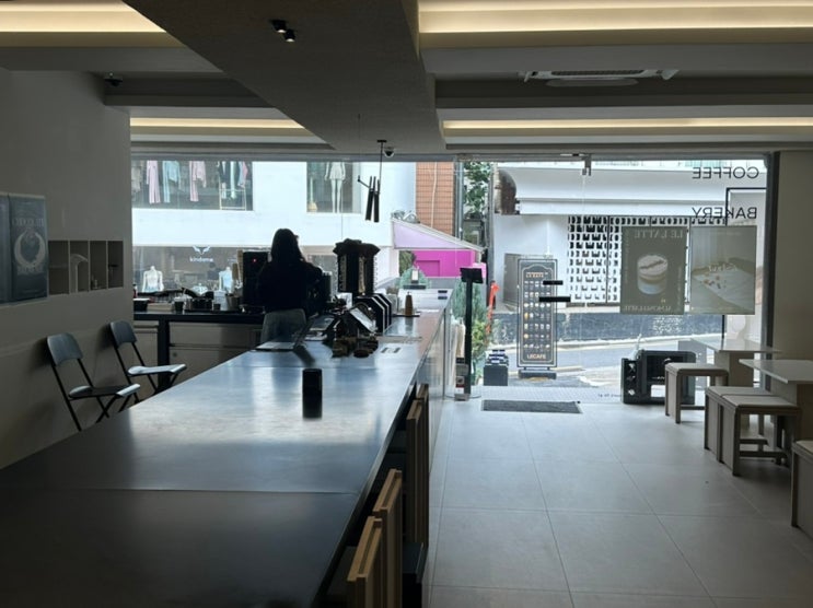  [카페/신사] 신사역 넓은 공간과 모던한 인테리어 가로수길카페 LE CAFE