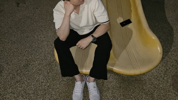 240522 아이보리 니트 티셔츠 흰색 스니커즈 검은색 슬랙스 240522 아이보리 니트 티셔츠 흰색 스니커즈 검은색 슬랙스