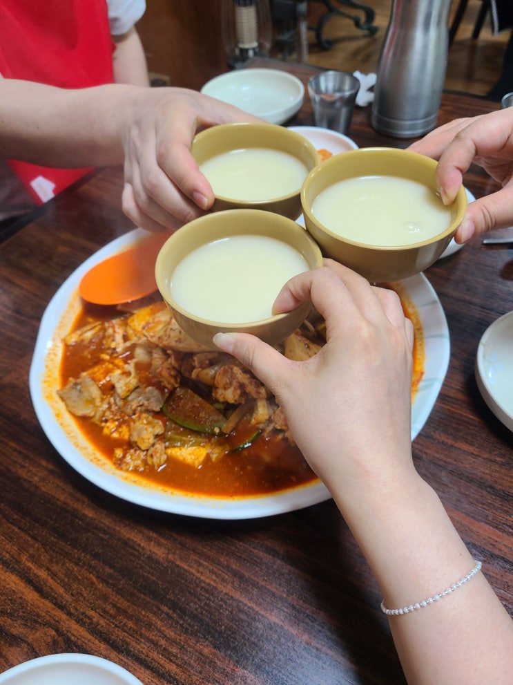  비 오는 날 두루치기와 막걸리를 즐길 수 있는 서산칼국수