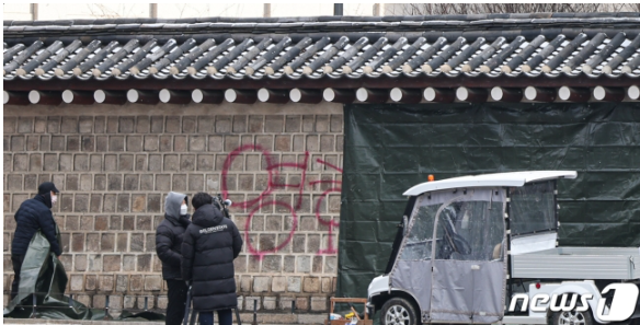 <b>경복궁</b> 낙서 배후 '<b>이팀장</b>' <b>검거</b> 30대 불법사이트 운영 10대... 