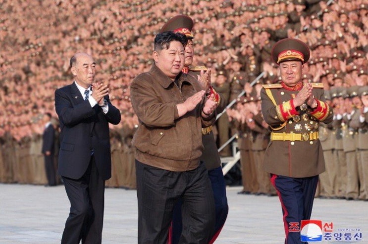 <b>김정은</b> '틀린 그림 찾기'...중앙<b>간부학교</b> 기념사진 촬영