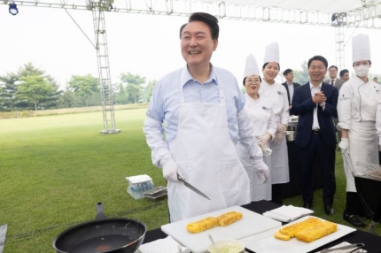 계란말이 대접 약속 지켰다…출입기자들과 '<b>김치찌개</b> <b>만찬</b>
