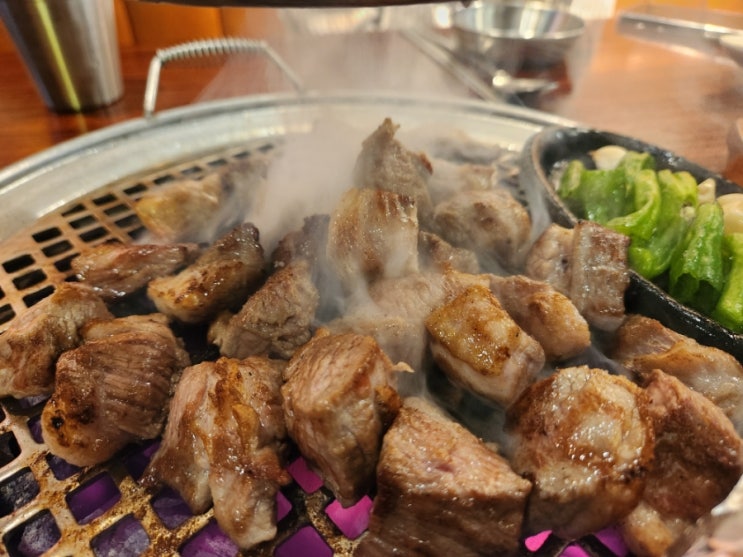  고기는 역시 직화구이. 백탄직화에 직접 구워주는 국내산 돼지고기 맛집 [동래정 고양덕은점]