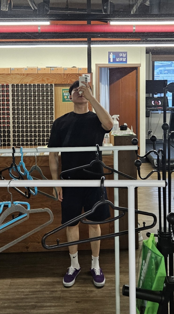 240524 검은색 티셔츠 검은색 반바지 보라색 반스 헬스장 룩 240524 검은색 티셔츠 검은색 반바지 보라색 반스 헬스장 룩