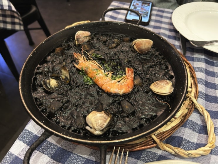  가우디 투어 후 만난 엘그롭 먹물 빠에야 강력 추천해요