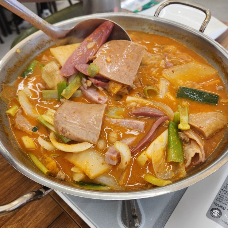  방이시장 깔끔한 부대찌개를 먹을 수 있는 '방이부대'