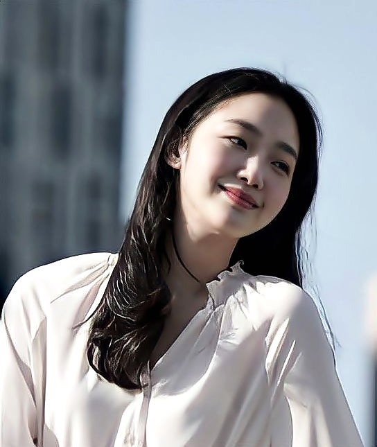 Kim Go-eun's Casual Fashion: The Beautiful Killshot 2 Nike Sneakers Outfit That Caused a Stir