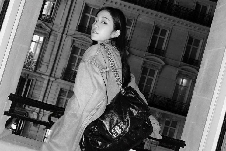  30대 여성 명품 브랜드 데일리백으로 유행 타지 않은 시크한 숄더백 발렌시아가 모나코 여자 가방 INFO w. 노윤서