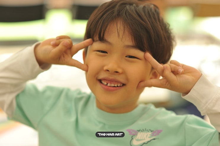  초등미술 학원에서 어린이 친구가 사람을 작게 그려요