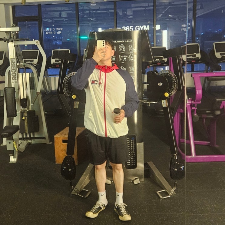 240526 아노락 후드 집업 검은색 반바지 컨버스 헬스장 룩 240526 아노락 후드 집업 검은색 반바지 컨버스 헬스장 룩