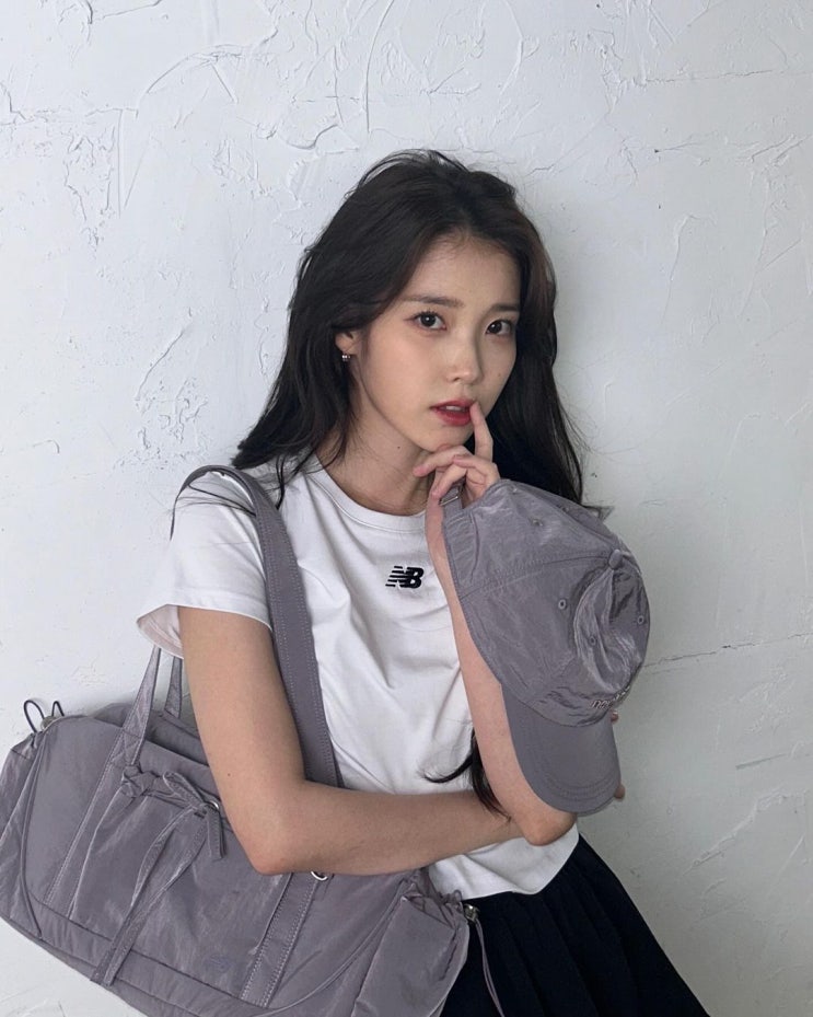  매력적인 여자 여름 코디로 뉴발란스와 함께 완성한 아이유의 센스 있는 패션 살펴보기
