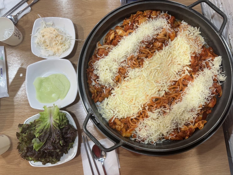 강남역 회식장소로도 좋은 넓은 매장 강남 고수닭갈비