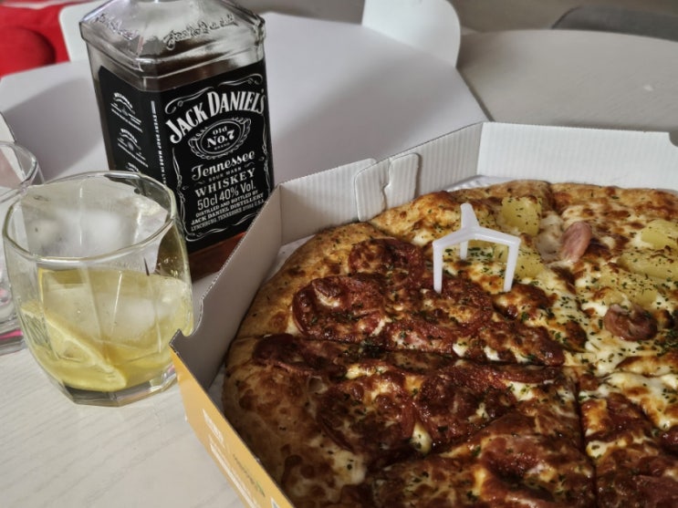  월요일 밤인데 야식 피자에 잭다니엘