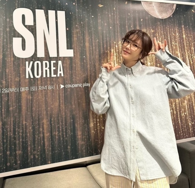 이지아, 안경+오버핏 셔츠까지…너드미 폭발 패션마저 찰떡