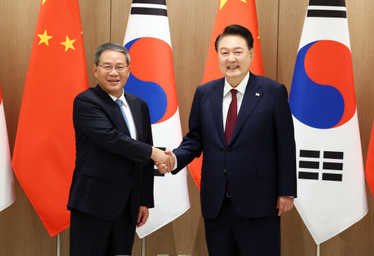 4년 5개월만에 <b>한일중</b> <b>정상회의</b>…'중화권 기업' 테마 강세