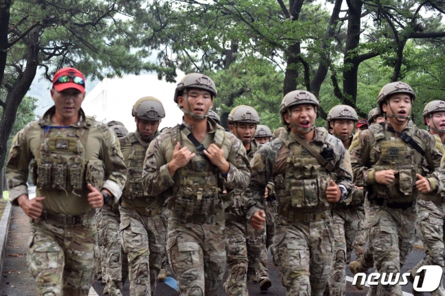 받던 <b>훈련병</b> '꾀병' 취급해 사망", <b>완전군장</b> 달리기 규정 위반... 