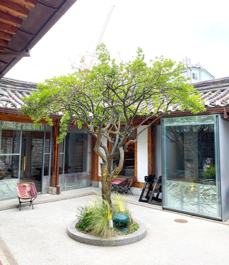  [서울 종로구] 삼청동 테라스 카페, 데우스 카페 삼청 / 현대적 감각의 아름다운 안국역 북촌 한옥카페