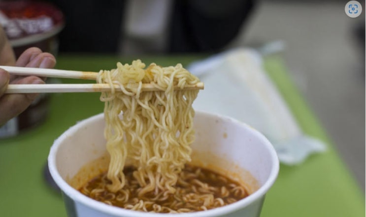  컵라면 먹을 땐 나무젓가락인데… 화학물질 흡입하는 꼴이라고?