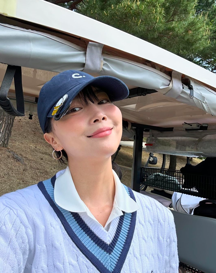  얼굴 작아보이는 효과를 주는 깊은 여성 야구 모자 타입의 볼캡 브랜드 클로브 여자 캡모자 INFO w. 오윤아