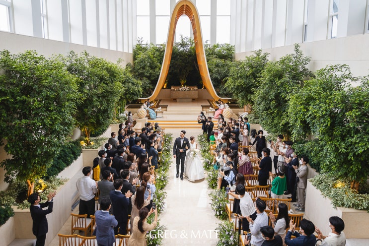  언주역 더채플앳논현 본식스냅 "빛과 분위기로 완성된 예식, 라포레홀의 특별함"