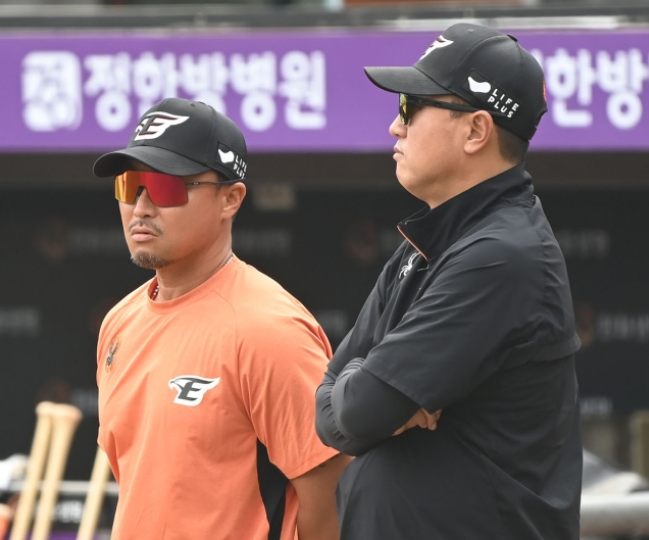 <b>정경배</b> 수석코치, 최원호 <b>감독</b>의 빈자리 채우며 한화 이글스... 