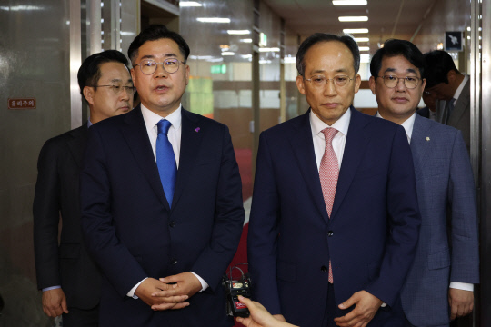 21대 <b>국회</b>의 막바지 갈등, 여야... <b>김진표</b> <b>의장</b>과 민주당, 28일... 