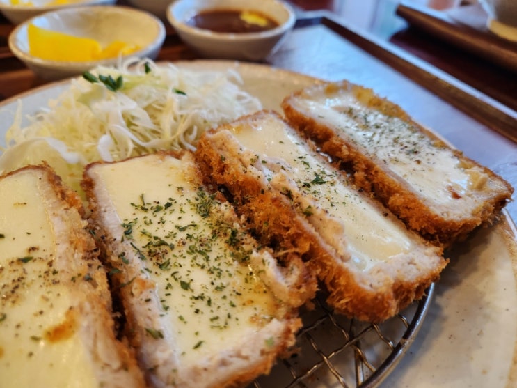  이보다 두툼할 순 없다. 국내산 돼지고기로 만든 육즙가득 돈까스 맛집 [오레노카츠 선릉점]