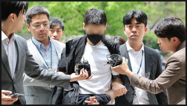 그 <b>경복궁</b> 낙서 테러 사태 당시의 배후였던 <b>이 팀장</b>을... 