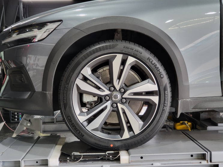  볼보 V60 승차감과 저소음에 강한 금호타이어 마제스티X 교체 235/45R19